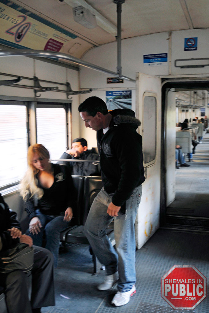 Kerl holt sich eine Transe und treibt es mit ihr im Zug
 #77922207