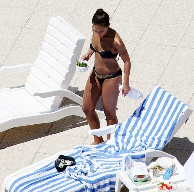 Alicia Keys, célébrité sexy de couleur ébène, en bikini, avec un corps incroyable.
 #75406586