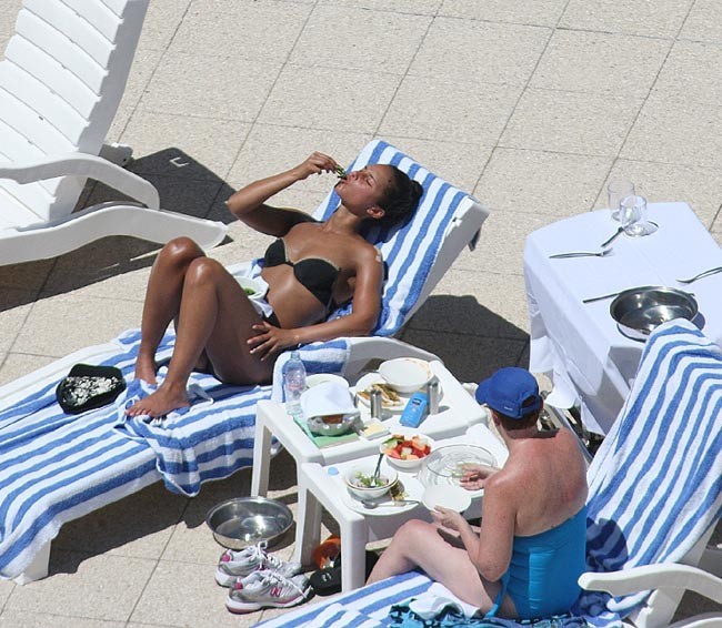 Alicia Keys, célébrité sexy de couleur ébène, en bikini, avec un corps incroyable.
 #75406689