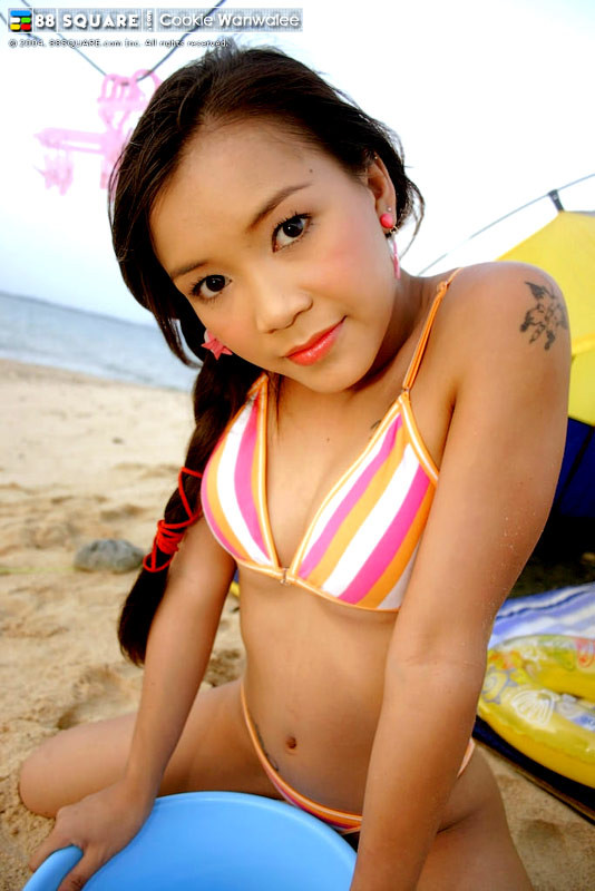 Asiatico teen cutie ottiene completamente nudo in spiaggia
 #70018295