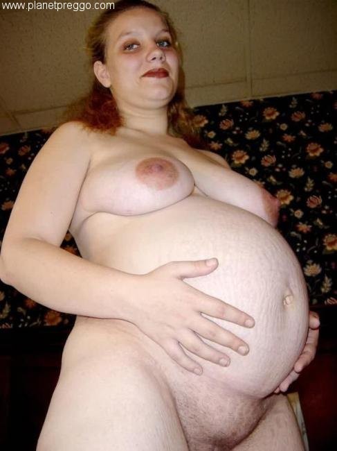 Schwangere Dame zeigt ihren großen Bauch und ihre milchigen Titten
 #76636679