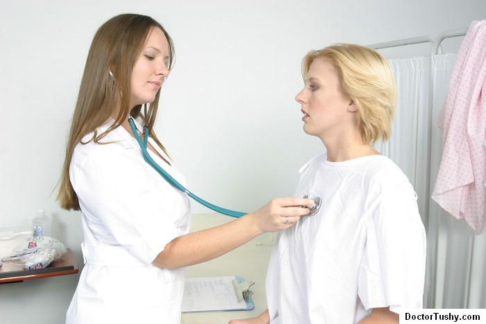 Rubia joven recibiendo un examen médico
 #73878832