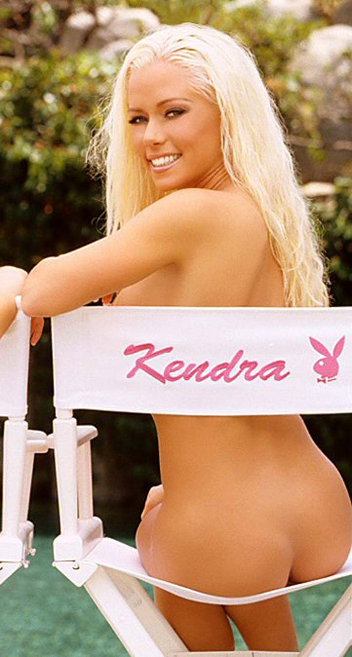 Kendra wilkinson in posa completamente nuda e mostrando cazzo tette enormi
 #75314817