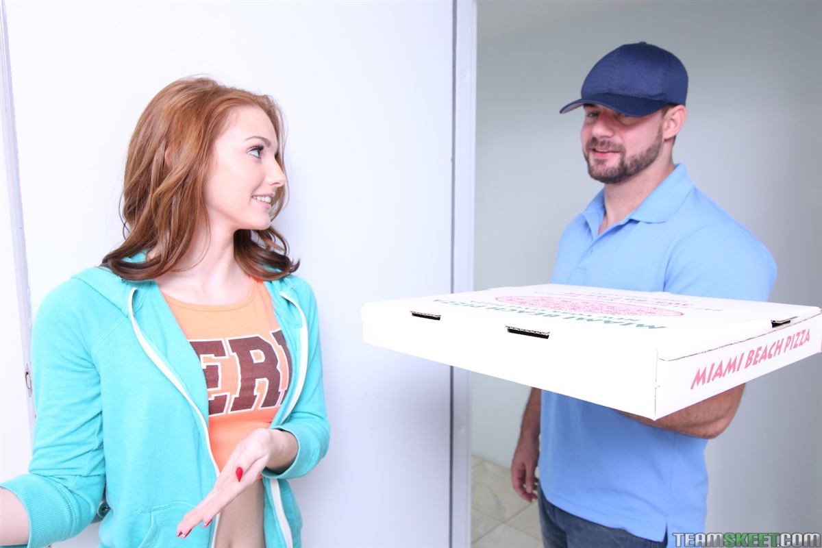 Natalie Lust gets fucked by the pizza guy in her apartment #77482208