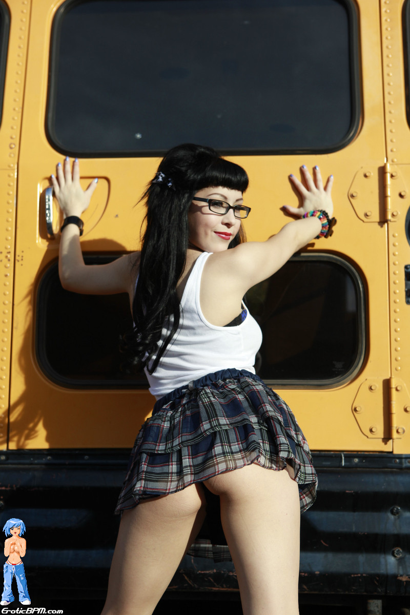 Hot gothic schoolgirl in occhiali che lampeggia sullo scuolabus
 #75117141