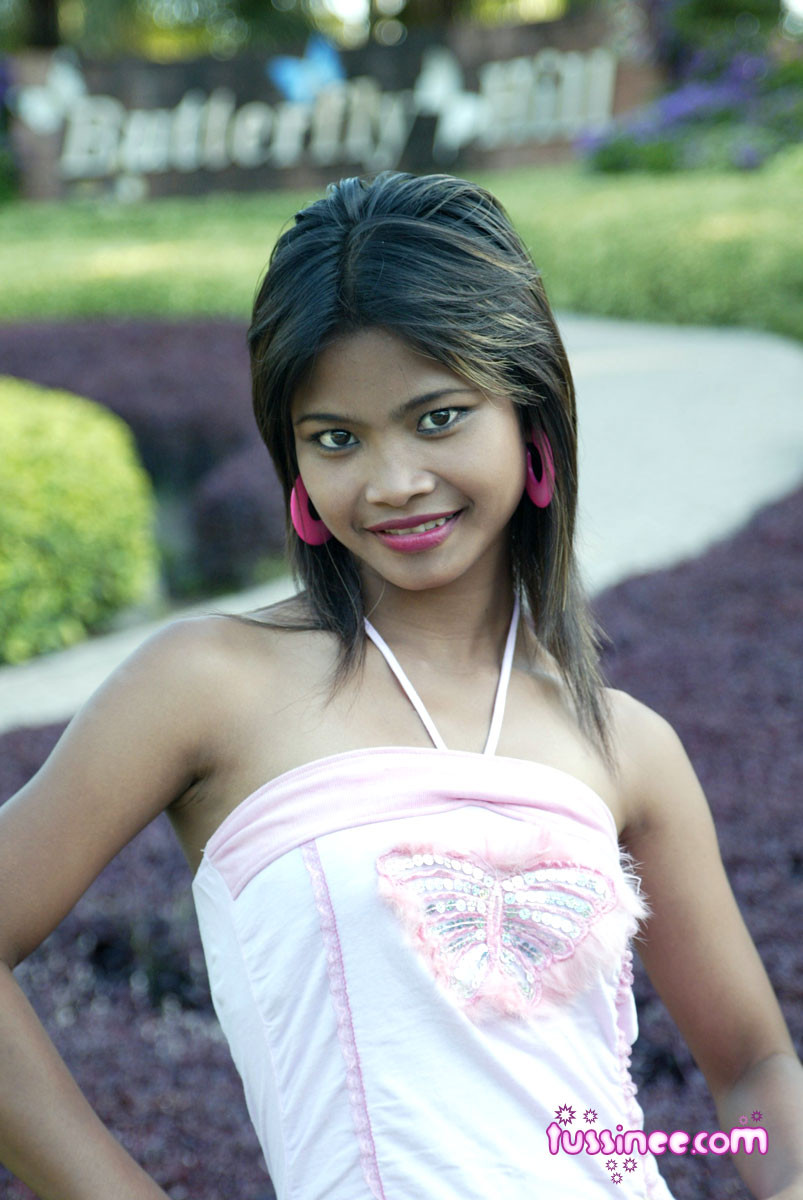Thai teen model tussinee nimmt freizügige Fotos in einem berühmten Park
 #67954319