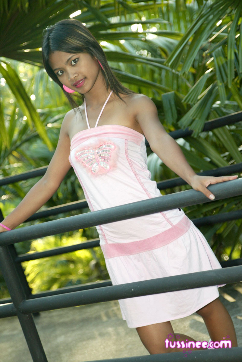 Thai teen model tussinee nimmt freizügige Fotos in einem berühmten Park
 #67954347