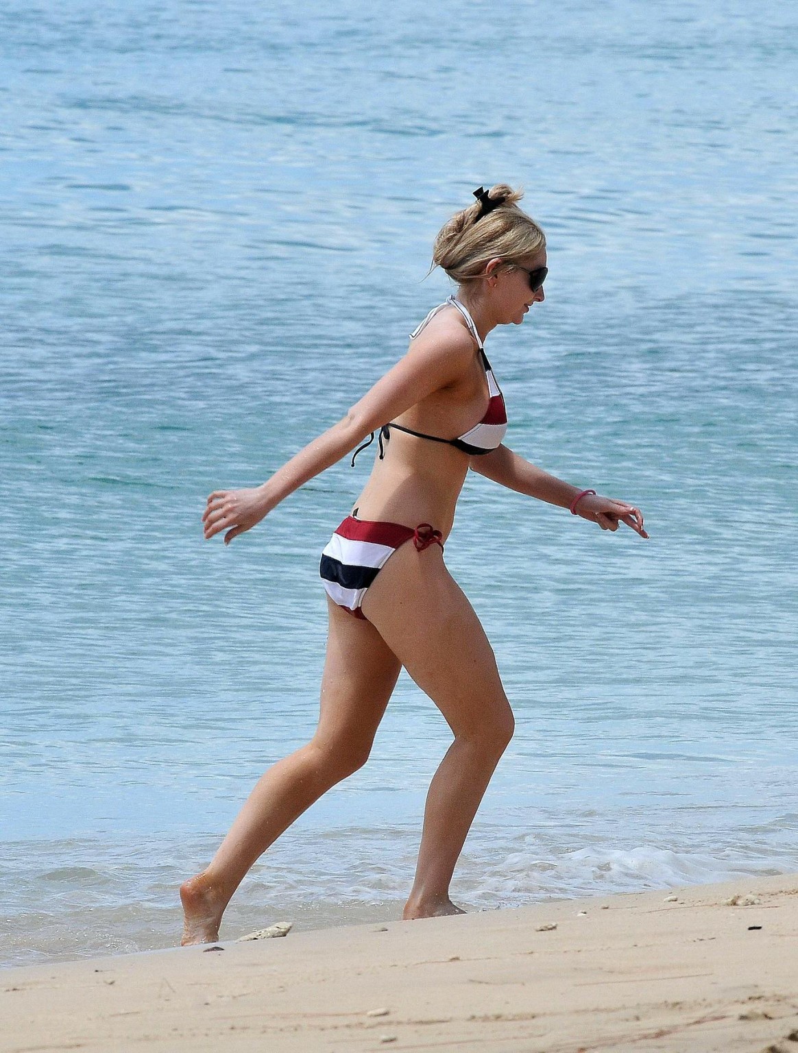 Gemma merna busty indossando bikini sulla spiaggia in barbados
 #75328377