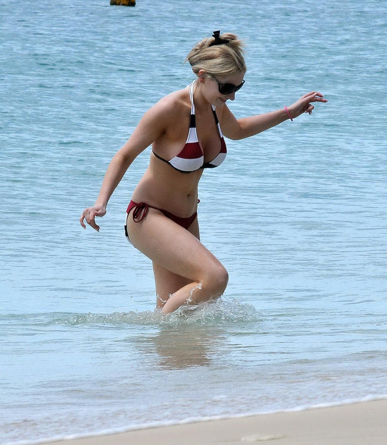 Gemma merna busty indossando bikini sulla spiaggia in barbados
 #75328389