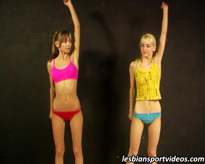Deux filles souples font des exercices de nudité en synchronisation.
 #76541871