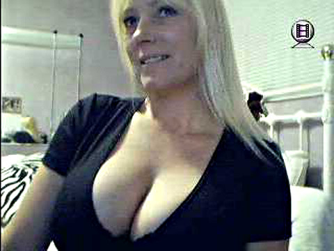 Une femme au foyer blonde et sexy joue avec ses gros seins.
 #77741006
