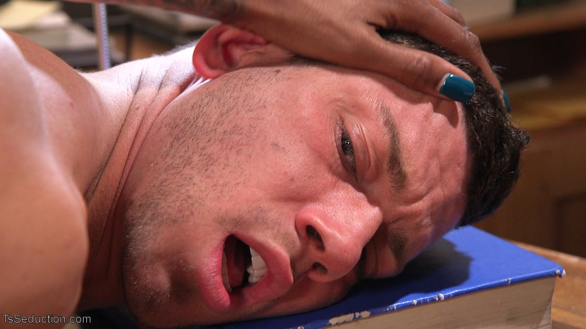 Dr. Jameson ruft Schwester Natassia in sein Büro, weil ihre Garderobe ihn dazu bringt 
 #68536312