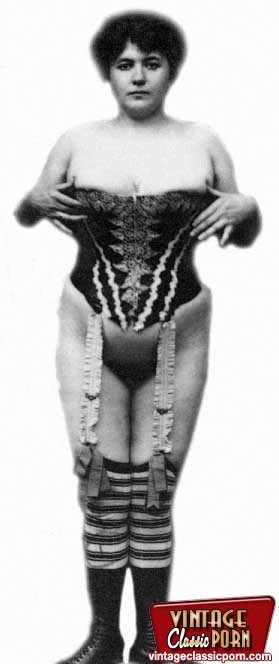 Mehrere haarige Vintage-Frauen zeigen ihre natürlichen Körper
 #78490123