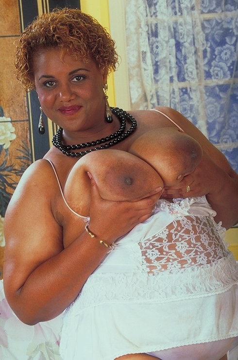 Une femme lesbienne aux gros seins, excitée, posant et taquinant nue au lit
 #73425665