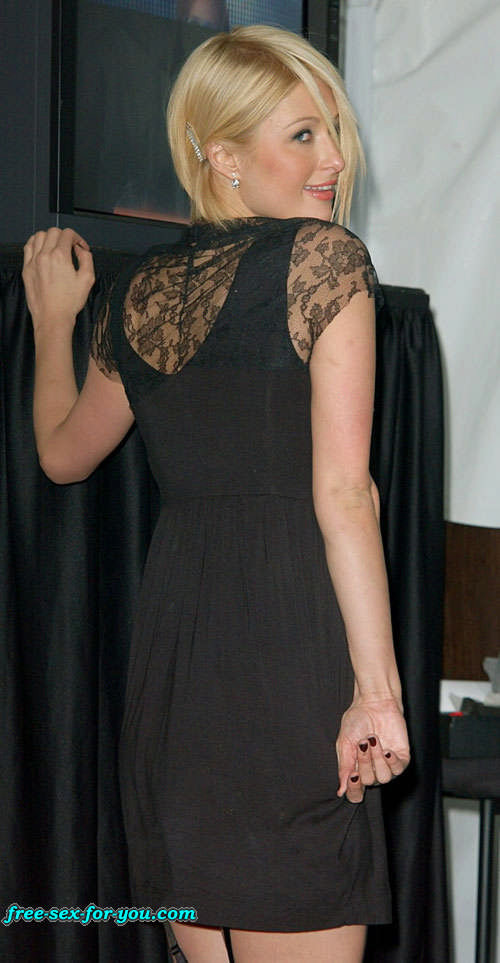 Paris Hilton zeigt ihre Muschi und posiert in schwarzen Strümpfen
 #75427584