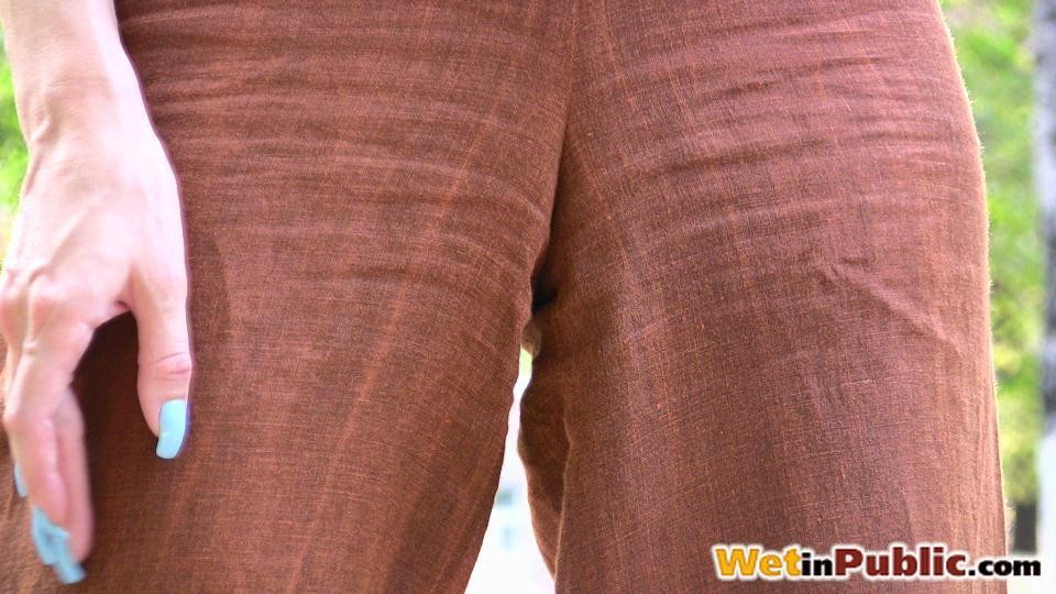 Blonde Tussi macht sich nass und hinterlässt eine Pisspfütze auf dem Gehweg
 #73240712