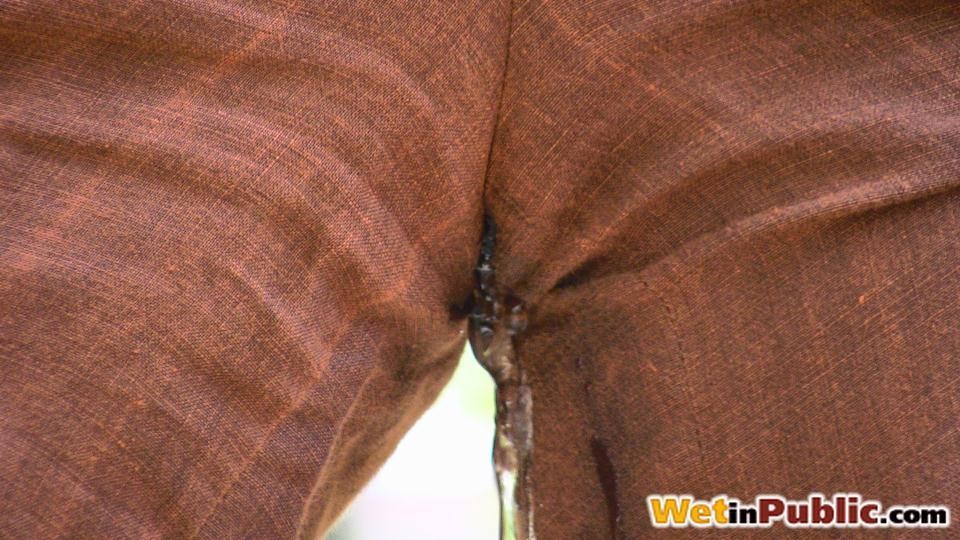 Blonde Tussi macht sich nass und hinterlässt eine Pisspfütze auf dem Gehweg
 #73240718