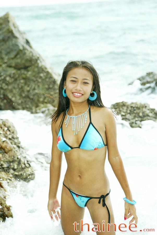 Thailändisches Teenie-Mädchen spritzt im thailändischen Meer herum
 #69956245