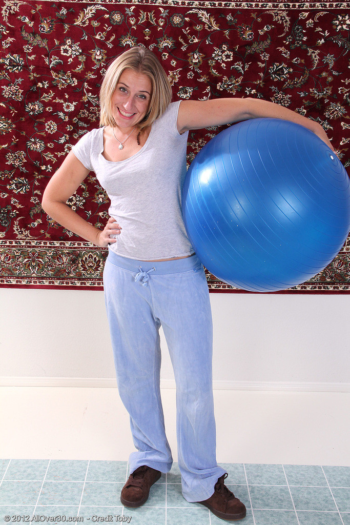 Chance, une blonde de 32 ans, se salisse avec un ballon de Pilates|chance|ma
 #77516327