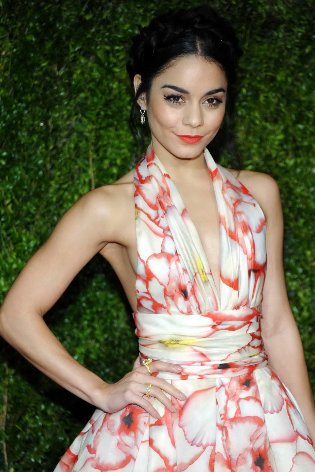 Vanessa Hudgens braless zeigt Sideboob bei den 2015 tony awards in nyc
 #75161861