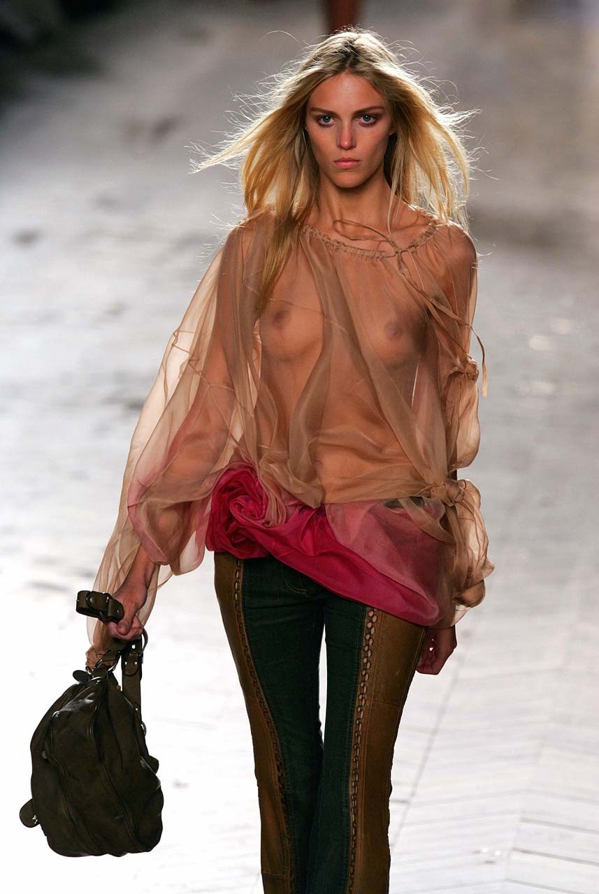 Anja Rubik showing her nice tits on photoshoot paparazzi pictures and on stage #75318555