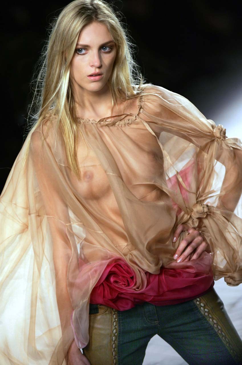 Anja Rubik showing her nice tits on photoshoot paparazzi pictures and on stage #75318560