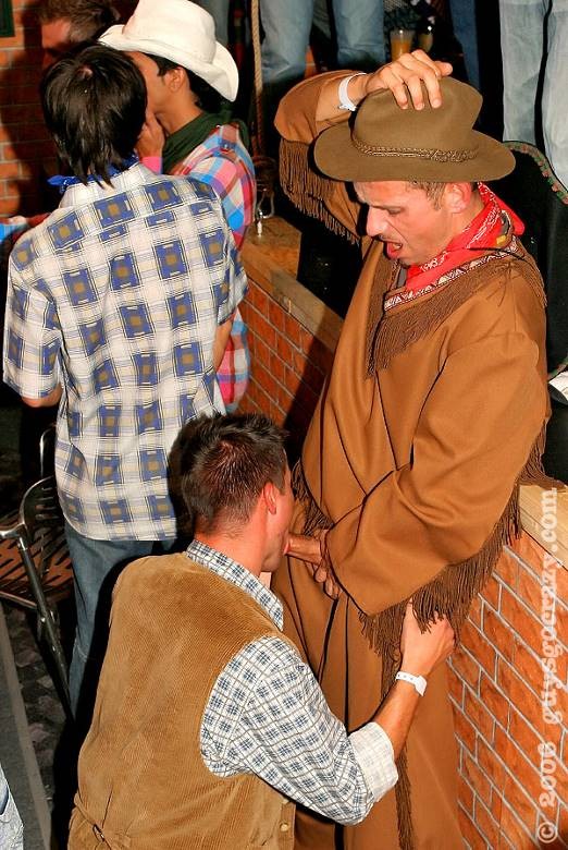 Los gays calientes tienen una mega orgía de follar y chupar en estilo occidental
 #76997367