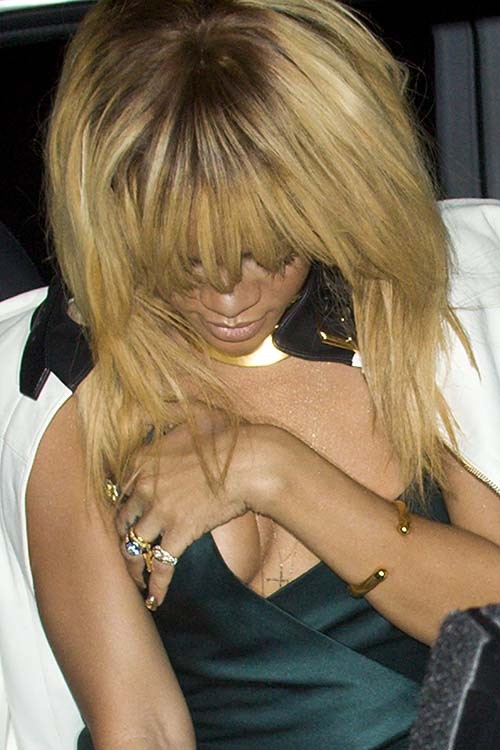 Rihanna exponiendo su cuerpo sexy con un lindo vestido y agarra sus tetas
 #75273173