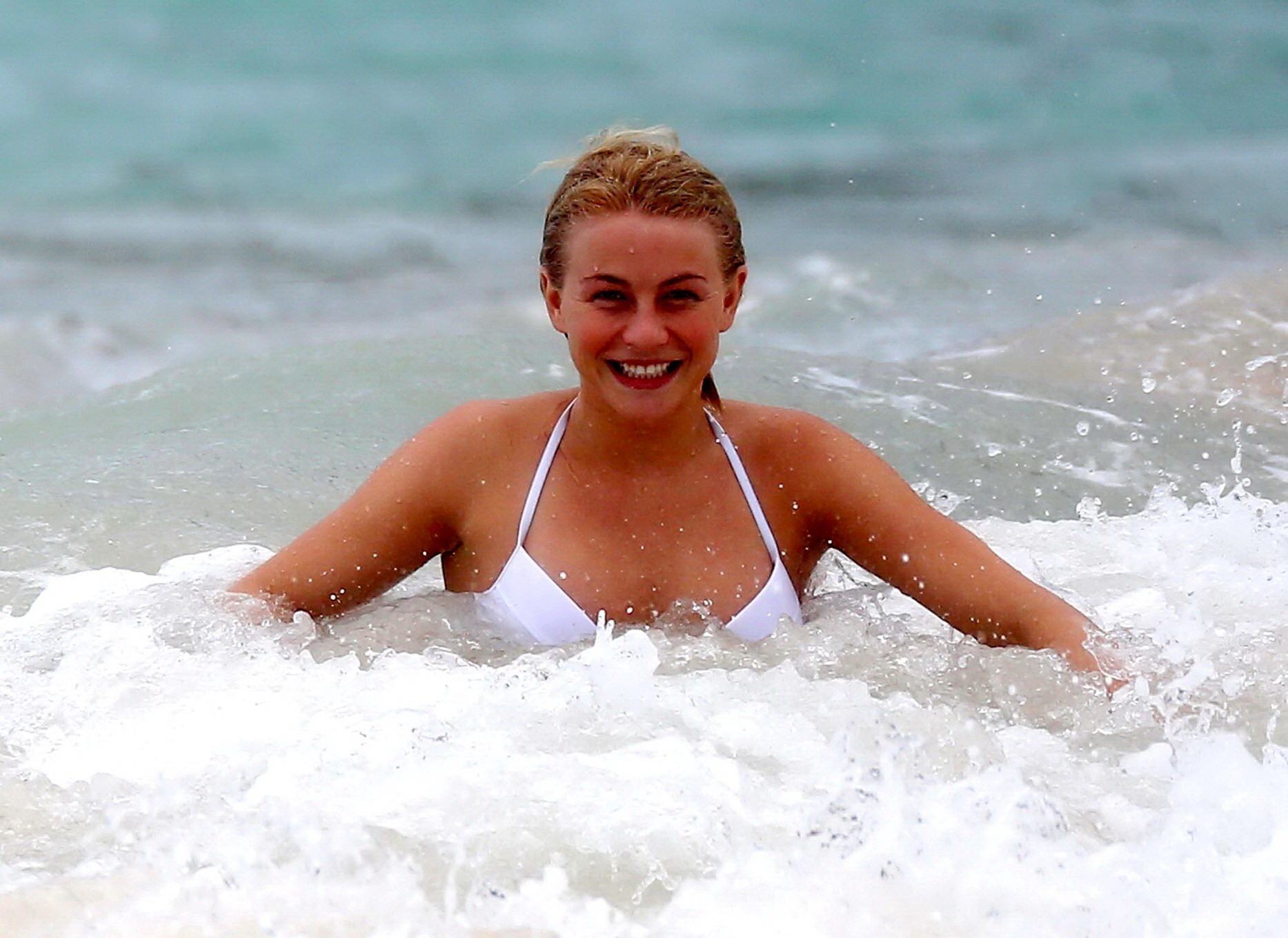 Julianne hough mostrando su cuerpo en bikini en una playa de st. barts
 #75244893