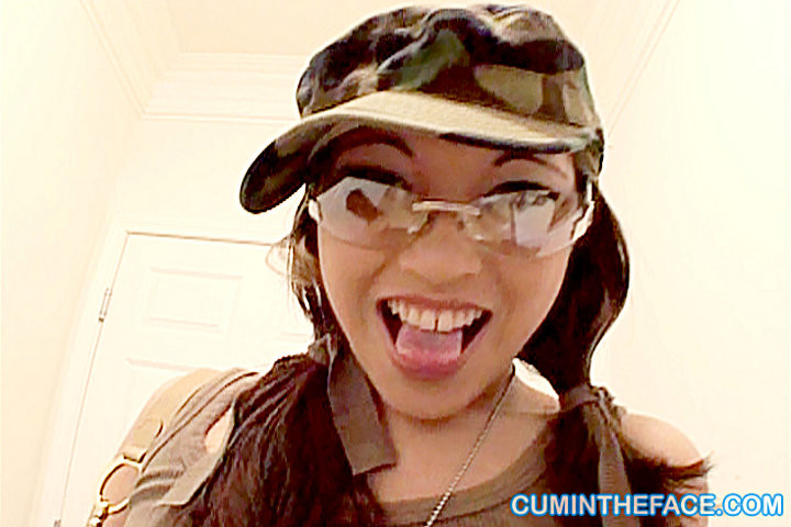 Una chica asiática traviesa del ejército chupando
 #74362154