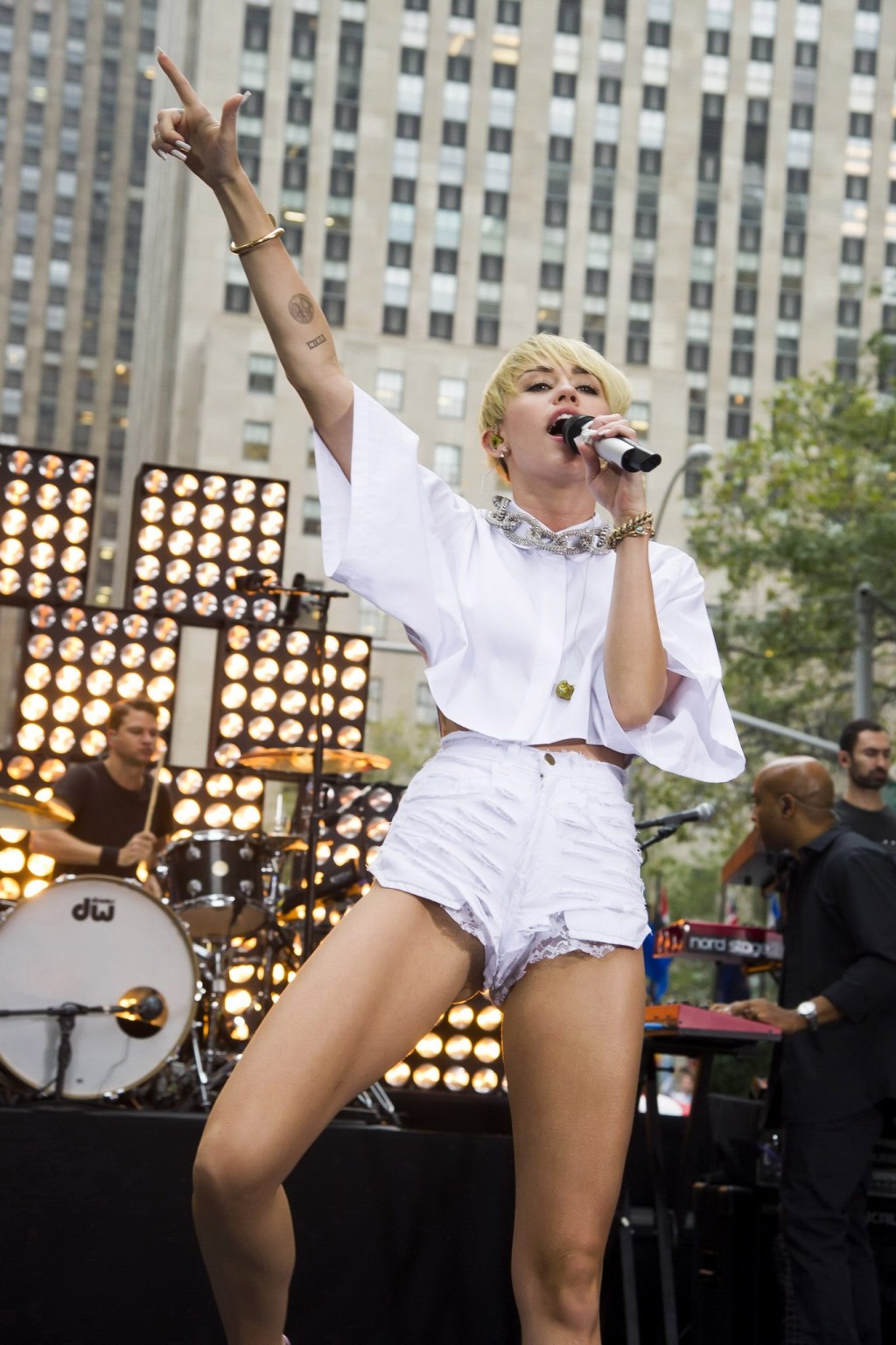 Miley cyrus zeigt ihren arsch, beine und höschen während der aufführung in ripped hot
 #75216331
