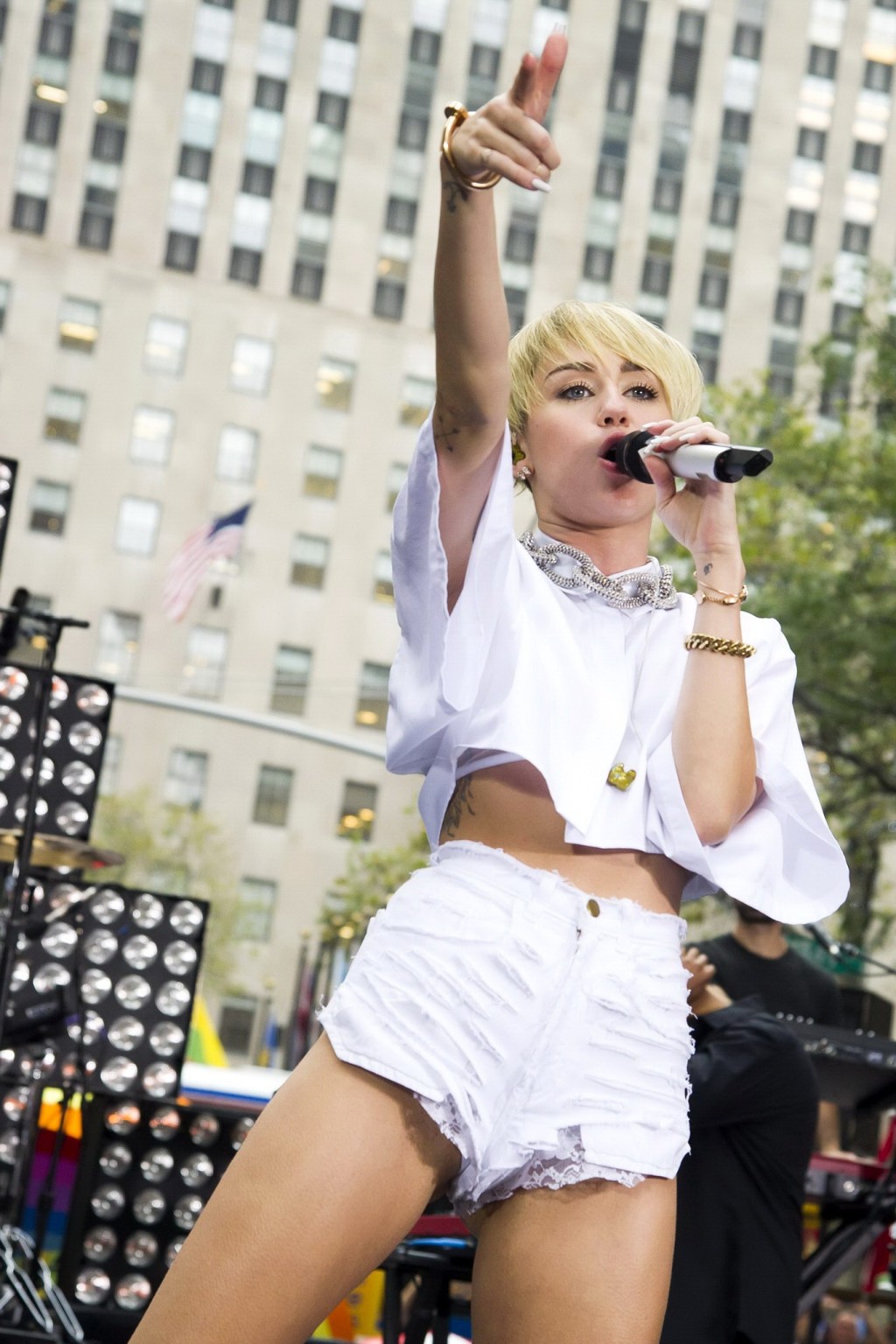 Miley cyrus zeigt ihren arsch, beine und höschen während der aufführung in ripped hot
 #75216336