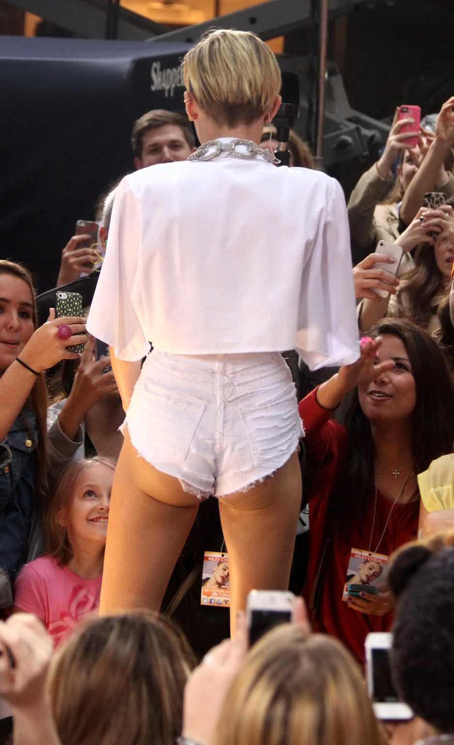 Miley cyrus zeigt ihren arsch, beine und höschen während der aufführung in ripped hot
 #75216410