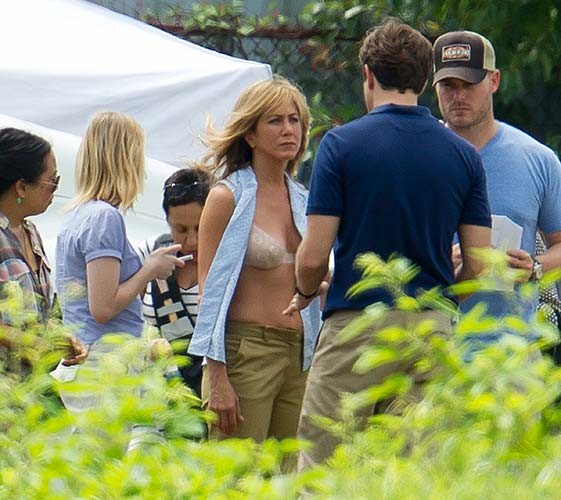 Jennifer aniston surprise en soutien-gorge et en sous-vêtements sur le plateau de tournage
 #75254178