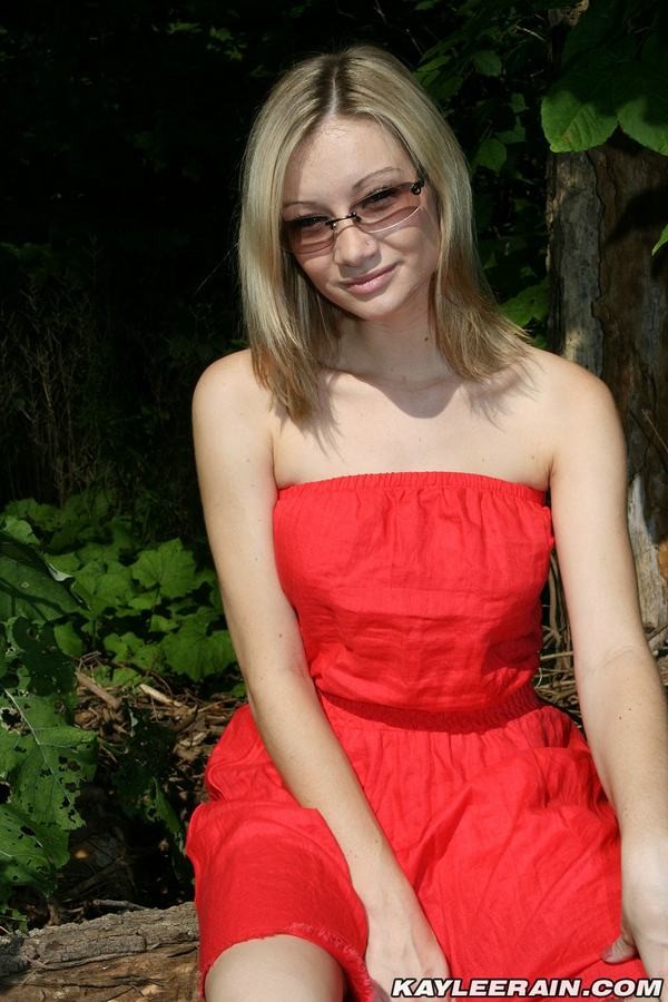 Neunzehn Jahre alte Kaylee Rain zieht Kleid hoch und zeigt kein Höschen
 #78611860