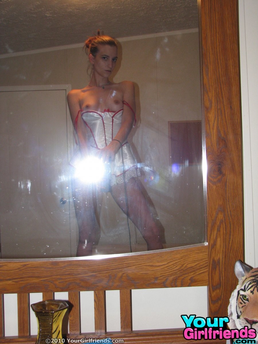 Novia joven con lindas tetas se autofotografía desnuda en el espejo
 #67177294