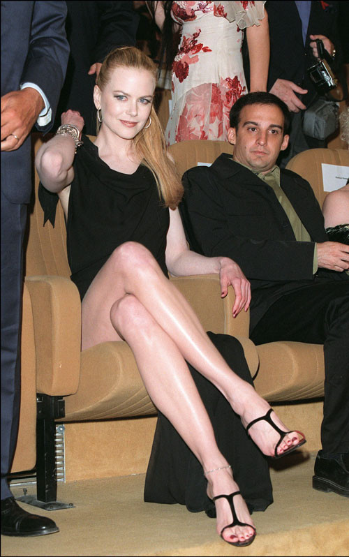 Nicole montrant de belles jambes et des scènes de film nues
 #75441195