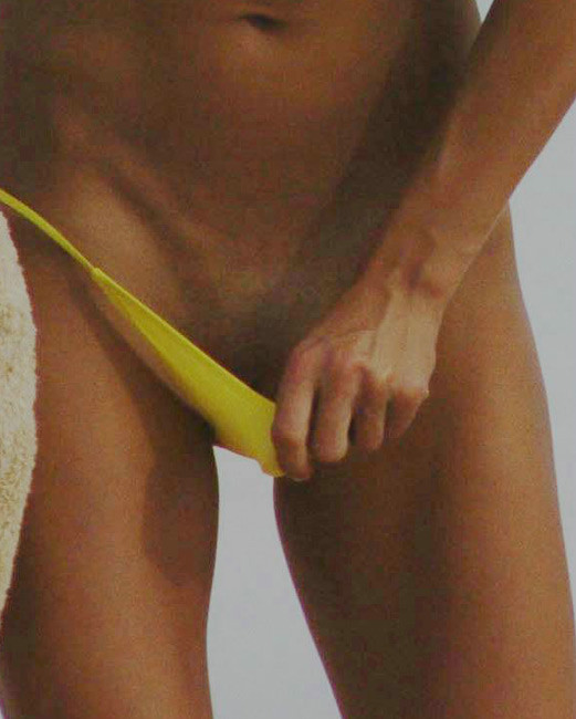 Celebrity Anna Kournikova flashes pussy in yellow bikini #75404619