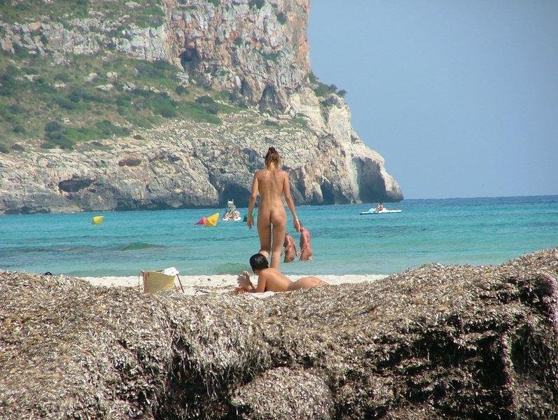 Wunderschönes Nudistenmädchen wird überall gebräunt
 #72256215