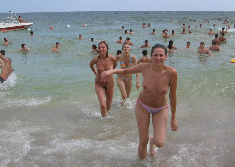 Wunderschönes Nudistenmädchen wird überall gebräunt
 #72256230