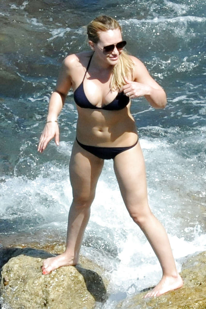 Hilary duff che mostra il suo grande corpo e sembra sexy in bikini nero
 #75296253