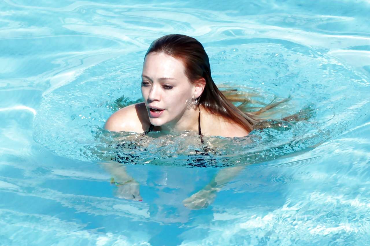 Hilary Duff montre son superbe corps et est sexy en bikini noir.
 #75296281