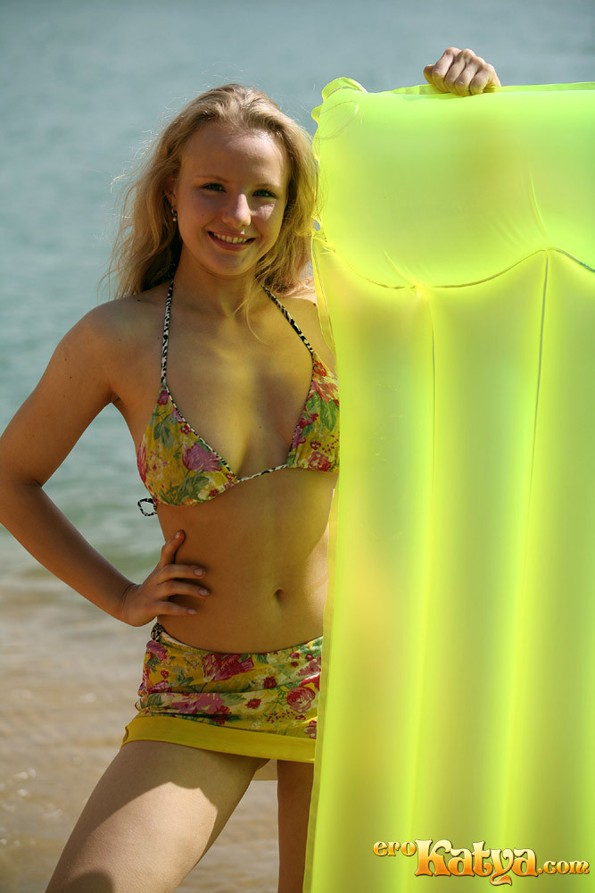 Heiße Katya im Badeanzug posiert am Strand
 #68199528