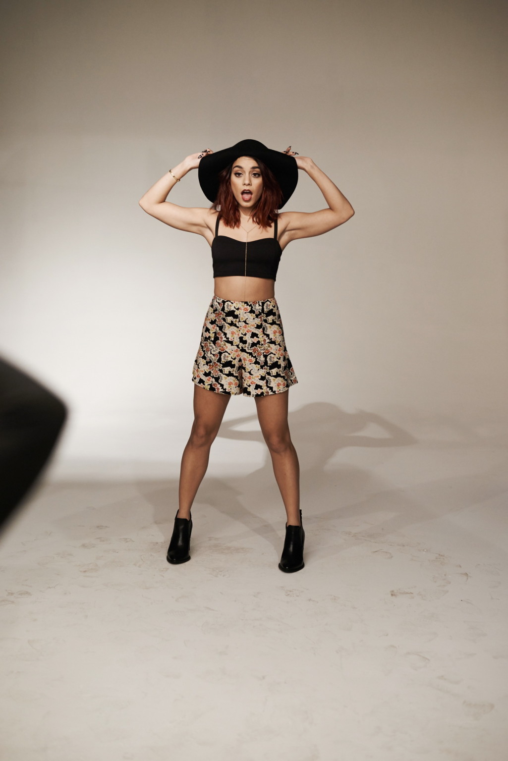 Vanessa hudgens portant des sous-vêtements et une tenue minuscule pour la campagne bongo printemps 2015. 
 #75173994