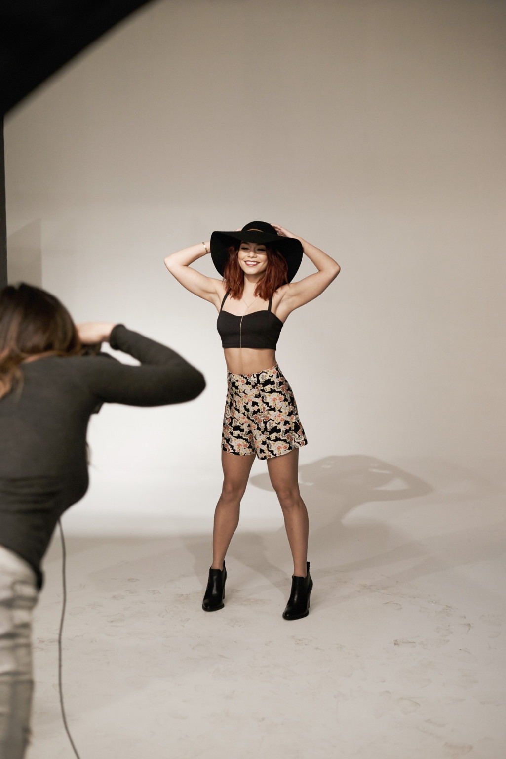 Vanessa hudgens portant des sous-vêtements et une tenue minuscule pour la campagne bongo printemps 2015. 
 #75174001