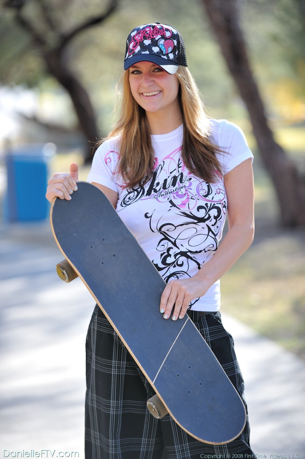 Danielle lleva un equipo de patinadora
 #71327787