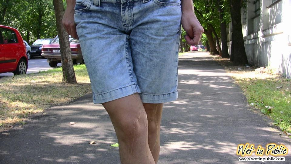 Confundido chica en los pantalones cortos revela sus piernas mojadas y la mancha de orina desagradable
 #73240822