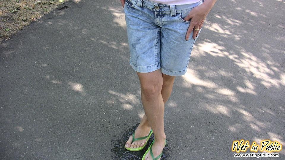 Confundido chica en los pantalones cortos revela sus piernas mojadas y la mancha de orina desagradable
 #73240837