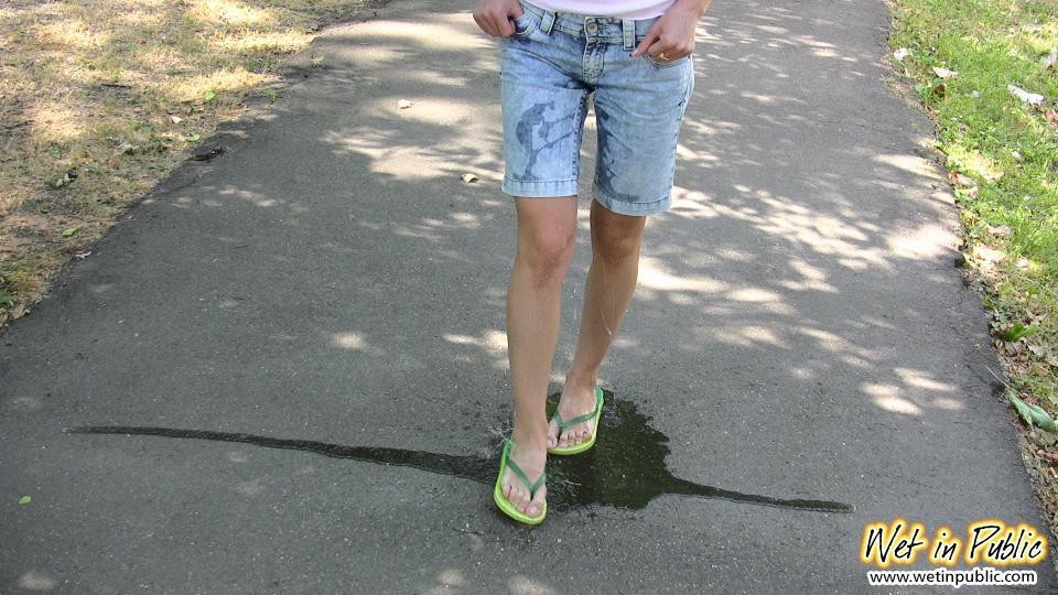 Confundido chica en los pantalones cortos revela sus piernas mojadas y la mancha de orina desagradable
 #73240846