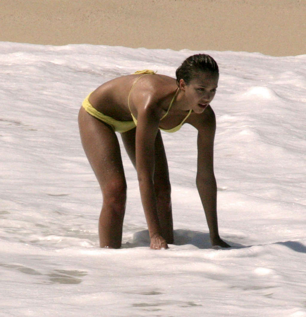 Jessica alba disfruta de la playa y muestra un fantástico culo en bikini
 #75377055